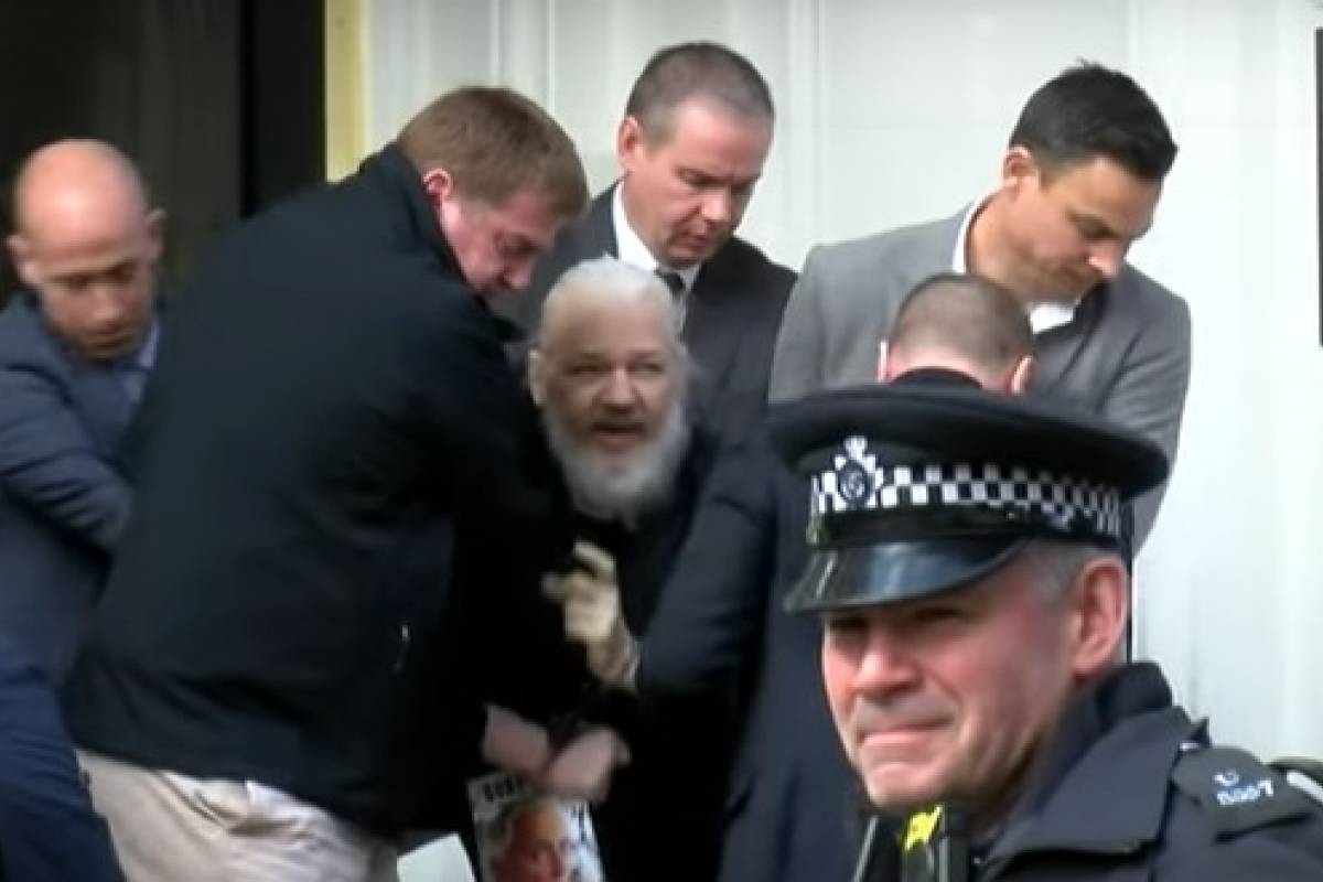 Julian Assange arrestado por la policía británica ¡No a su extradición a EEUU! ¡Por la libertad de expresión e información!