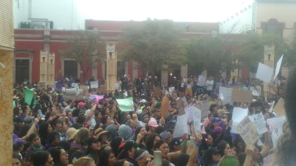 ¡Miles de queretanas salen a denunciar el sistema opresor en el 8M!