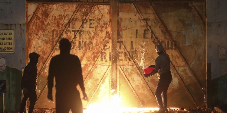 Irlanda: Disturbios sectarios – Un mal final para una mala paz