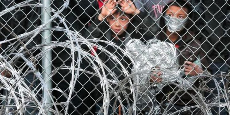EEUU: Miles de niños siguen enjaulados mientras Biden continúa el ataque bipartidista a los inmigrantes