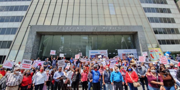 Telefonistas se manifiestan, inconformidad con la reciente revisión salarial entre Telmex y el STRM