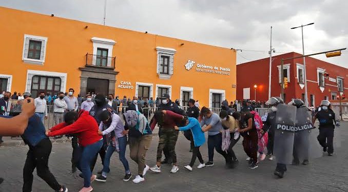 Rechazo a la represión a los normalistas de Teteles, Puebla, y del país