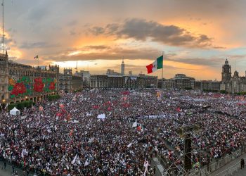 Un multitudinario 1° de diciembre en el Zócalo y las contradicciones de la 4T