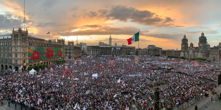 Un multitudinario 1° de diciembre en el Zócalo y las contradicciones de la 4T