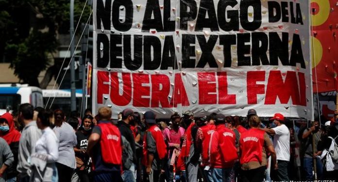 El acuerdo de Argentina con el FMI evita el default pero prepara una explosión social