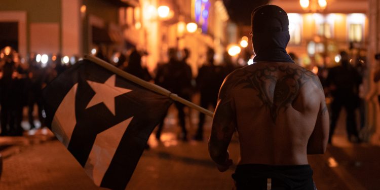 Puerto Rico: Brutalidad policial en protesta contra compañía eléctrica privatizadora LUMA