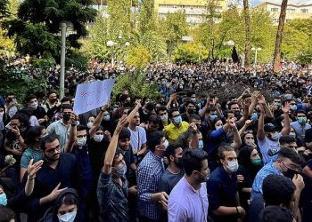 Temblores revolucionarios en Irán tras el asesinato de una joven kurda