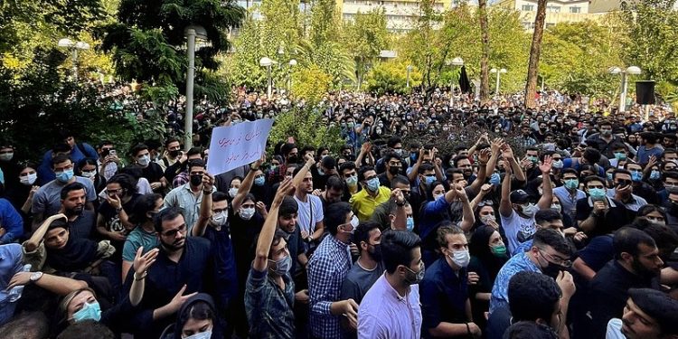 Temblores revolucionarios en Irán tras el asesinato de una joven kurda