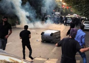 Irán: “muerte a los opresores, ya sea el sha o el líder supremo”