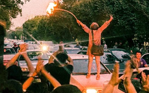 Los jóvenes iraníes giran hacia el comunismo