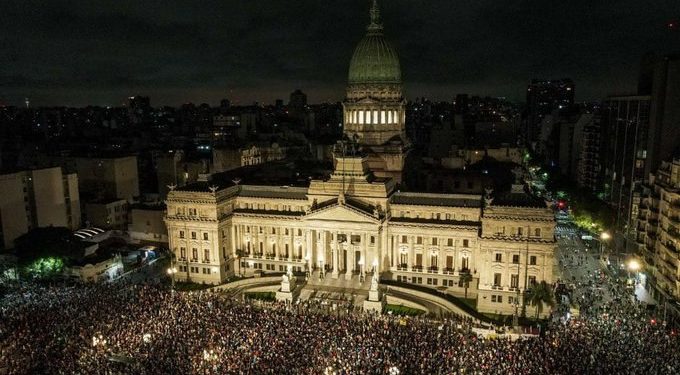 ¡Tiremos abajo el decretazo de Milei con huelgas, marchas, ocupaciones de fábricas, asambleas, comités y coordinadoras!