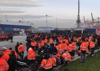 Portuarios griegos bloquean un barco que transporta armas israelíes: ¡el poder de la solidaridad!