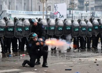 Con represión y violencia el Senado aprueba la ley bases contra la clase trabajadora