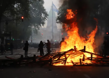 Jubilados, trabajadores e hinchas se movilizan en masa a pesar de la represión ¡Que se vayan todos! ¡Que Gobiernen los trabajadores!